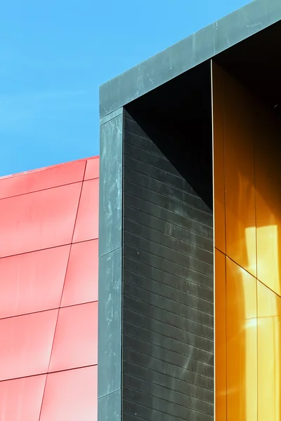 Fachada de aluminio colorido en un gran centro comercial — Foto de Stock