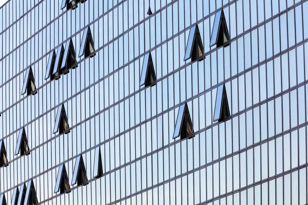 Fachada de vidrio con ventanas abiertas — Foto de Stock