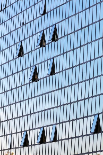 Fachada de vidrio con ventanas abiertas — Foto de Stock