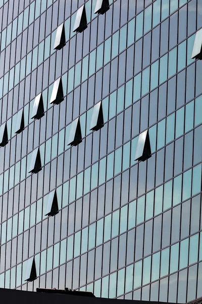 Fachada de vidrio con ventanas abiertas — Foto de Stock