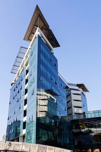 Bâtiment moderne avec façade en verre — Photo