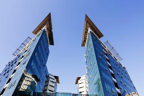 Edificio moderno con facciata in vetro — Foto Stock