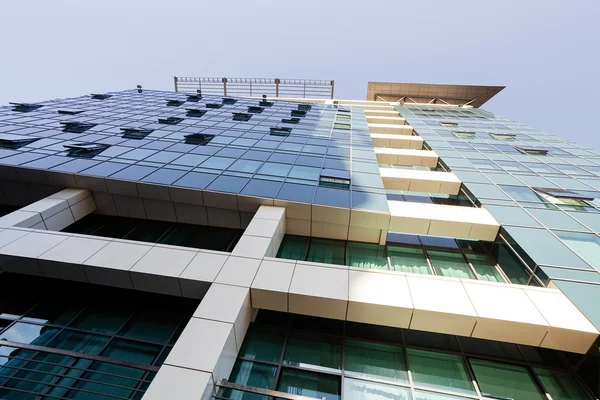 Bâtiment moderne avec façade en verre — Photo