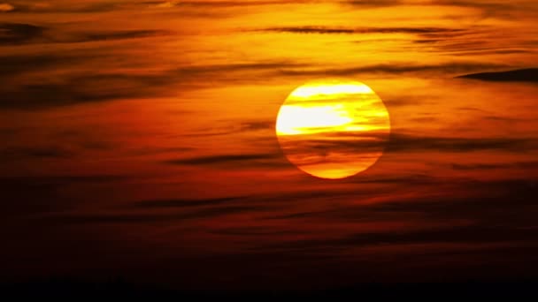 Захід сонця з повільними рухомими хмарами — стокове відео