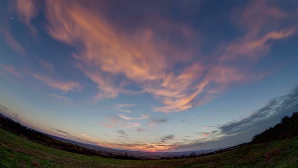 Puesta de sol con nubes de movimiento lento — Vídeos de Stock