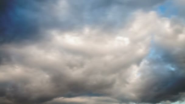 Zeitraffer rasanter dunkler Gewitterwolken. heiß mit Standkamera und Teleobjektiv. — Stockvideo