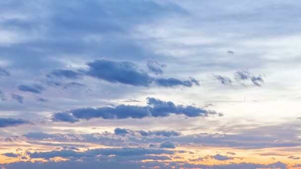 Sonnenuntergang auf einem Feld außerhalb der Stadt mit langsam ziehenden Wolken — Stockvideo