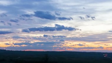 Sunset bulvarında bir alan dışında yavaş hareketli bulutlar ve karayolu üzerinde Rating beldesi