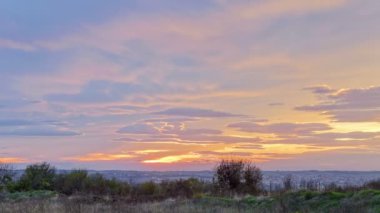 Güzel kırmızı ve turuncu bulutlar güneş battıktan sonra bir alanı