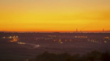 Otoyol ve Santrali arka planda trafik ile şehir dışında alacakaranlıkta