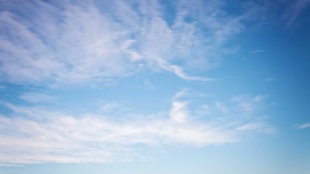 Błękitne niebo i szybki przenoszenia białe chmury — Wideo stockowe
