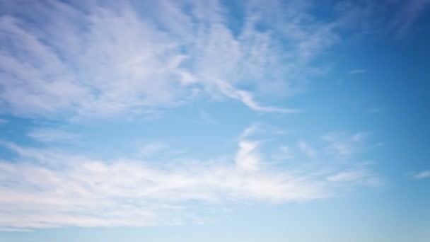 Ciel bleu et nuages blancs en mouvement rapide 