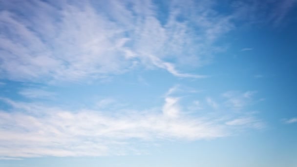 Ciel bleu et nuages blancs en mouvement rapide — Video