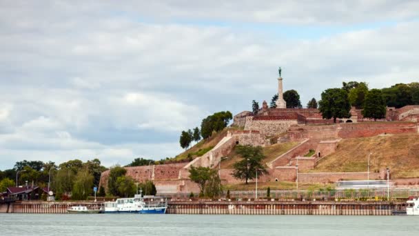 Upływ czasu od dramatycznych szybkiego ruchu chmur nad Belgradzie fortress — Wideo stockowe