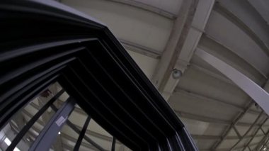 Pencere çerçevesi fabrikasında.