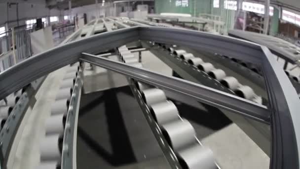 Fönsterkarmen på transportbandet i fabrik — Stockvideo