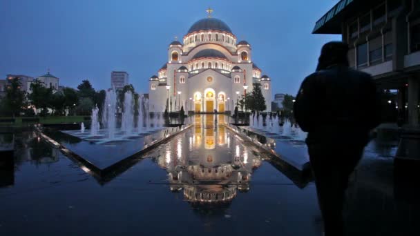 Templo de San Sava en Belgrado, Serbia con fuente en la noche lluviosa — Vídeos de Stock