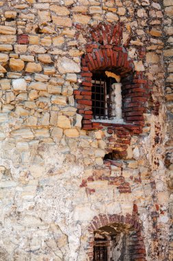 eski taş duvarla pencereli