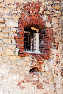 eski taş duvarla pencereli