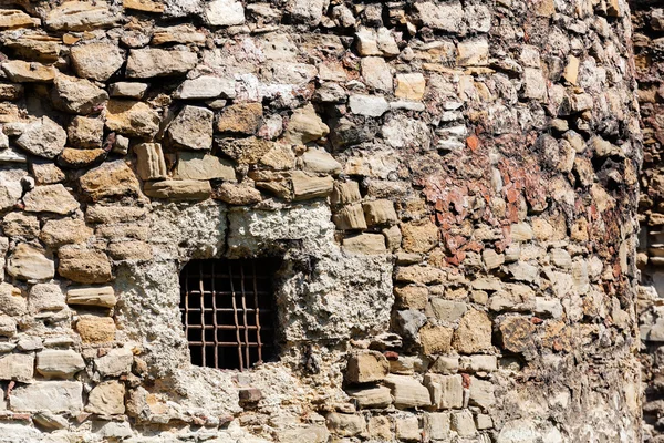Antiguo muro de piedra con ventana — Foto de Stock