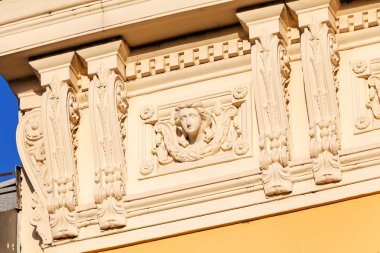 bir bina cephe detayları