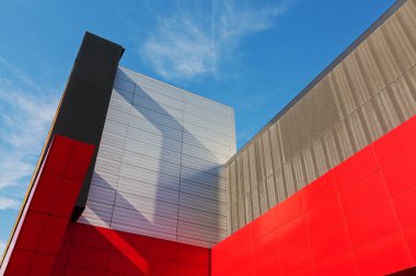 renkli alüminyum cephe üzerinde büyük alışveriş merkezi