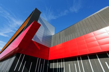 renkli alüminyum cephe üzerinde büyük alışveriş merkezi