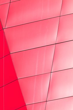 renkli alüminyum cephe üzerinde büyük alışveriş merkezi