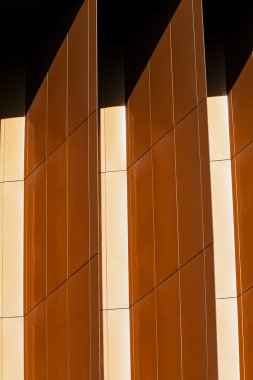 renkli alüminyum cephe üzerinde büyük alışveriş merkezi