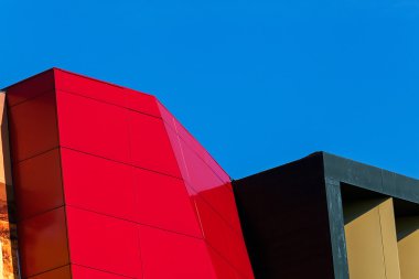 renkli alüminyum cephe üzerinde büyük alışveriş merkezi