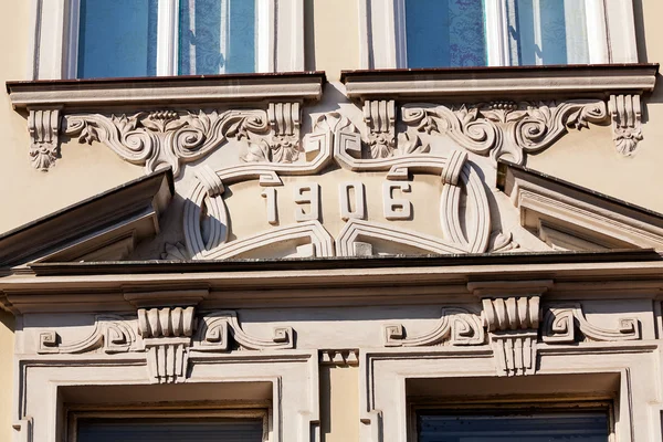 Gevel details op klassieke gebouw — Stockfoto