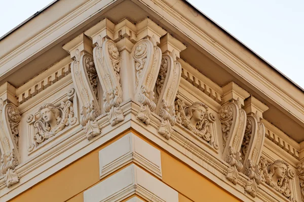 Gevel details op klassieke gebouw — Stockfoto