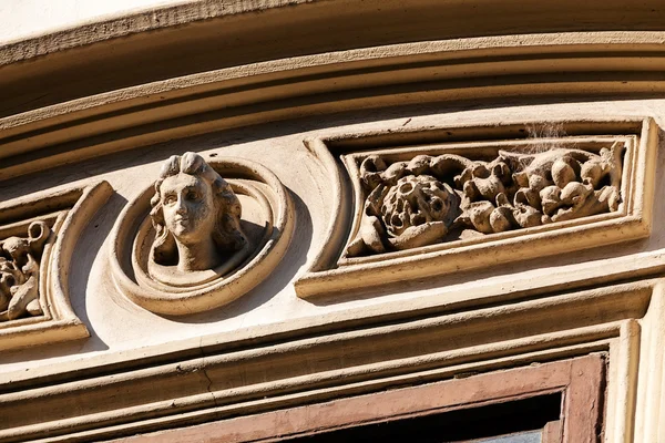 Dettagli facciata su edificio classico — Foto Stock