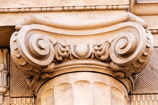 Detalhes da fachada no edifício clássico — Fotografia de Stock
