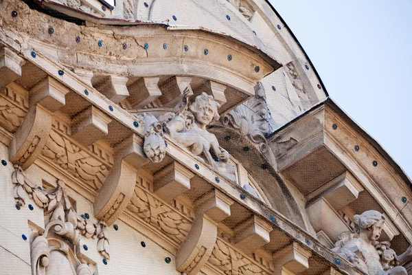 Detalhes da fachada no edifício clássico — Fotografia de Stock