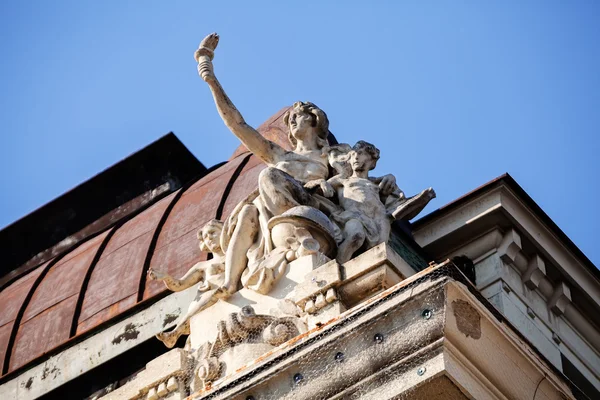 Dettagli facciata su edificio classico — Foto Stock