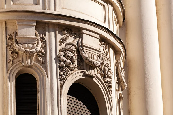 Dettagli facciata su edificio classico — Foto Stock