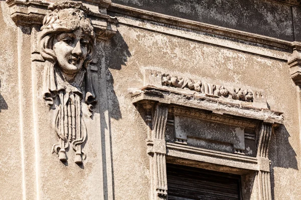 Facciata in pietra su edificio classico — Foto Stock