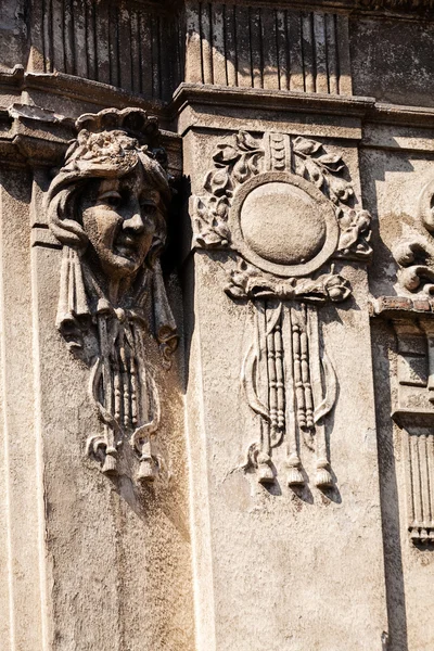 Detalhes da fachada no edifício clássico — Fotografia de Stock