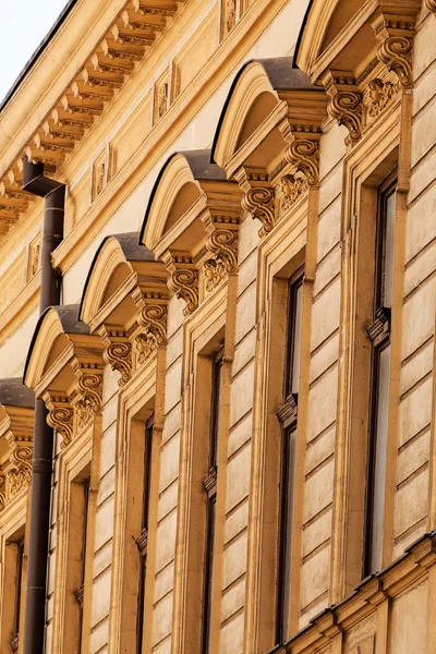 Facciata in pietra su edificio classico — Foto Stock