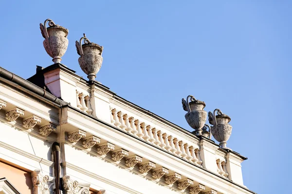 Steinfassade auf klassischem Gebäude — Stockfoto