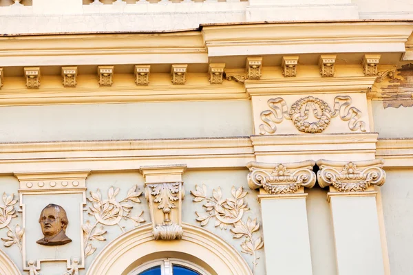 Detalles de fachada en edificio clásico —  Fotos de Stock