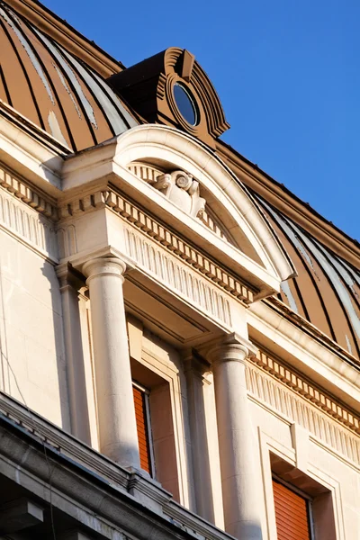 Detalles de fachada en edificio clásico — Foto de Stock