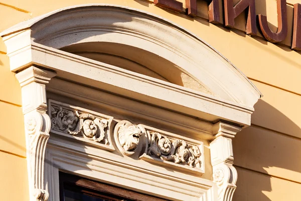 Detalles de fachada en edificio clásico — Foto de Stock