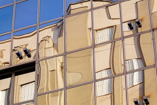 Detalhes da fachada no edifício clássico — Fotografia de Stock