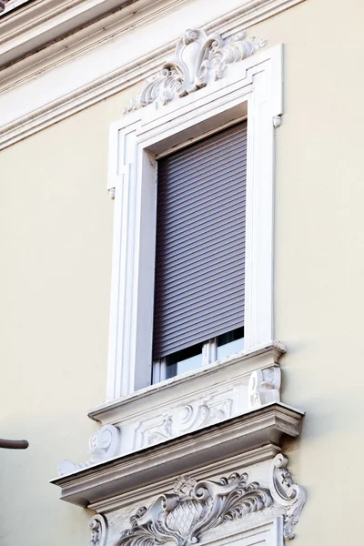 Dettagli facciata su edificio classico — Foto Stock