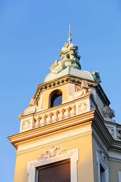 Sten fasad på klassisk byggnad — Stockfoto