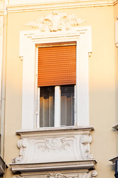 Fasaden detaljer på klassisk byggnad — Stockfoto