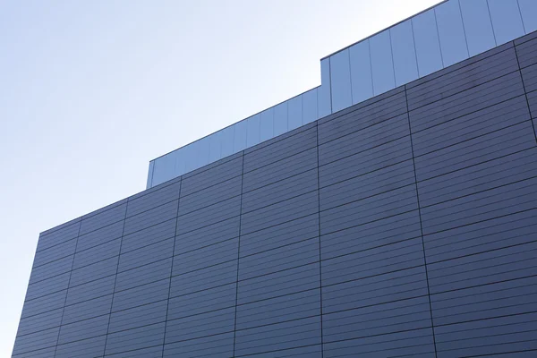 Алюмінієвий фасад на промисловому будівництві — стокове фото