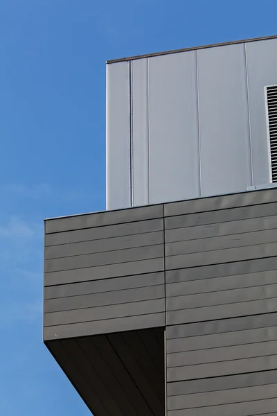 Телекоммуникационная антенна на здании — стоковое фото